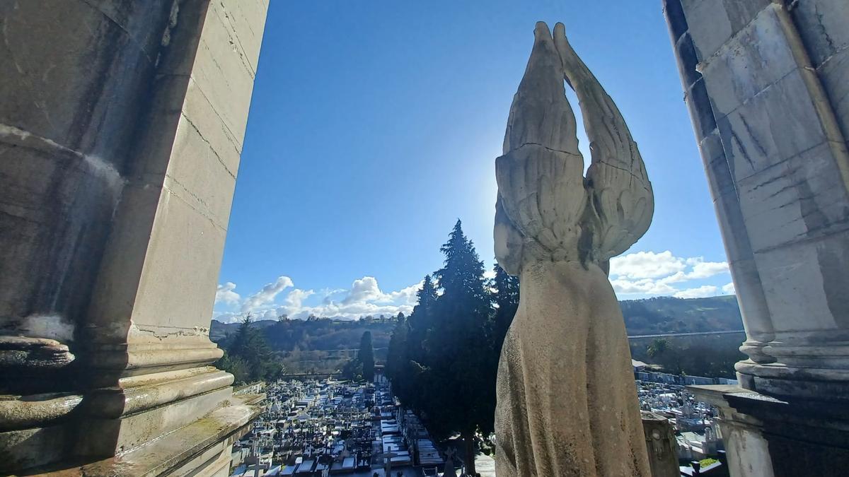 El más bello ángel de la muerte: así se ve "La Noche" en el camposanto de Grado