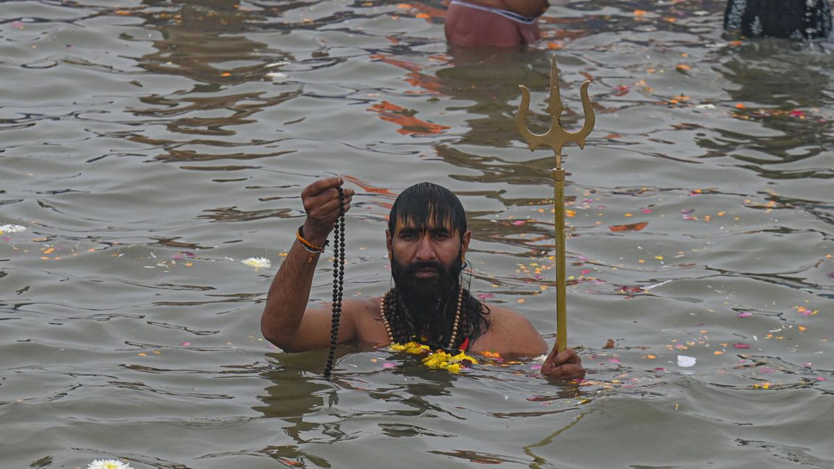 Un devoto toma un baño sagrado en Sangam, donde se encuentran los ríos sagrados Ganges, Yamuna y el mítico Saraswati, el primer día del Maha Kumbh Mela en Prayagraj, Uttar Pradesh, India, el 13 de enero de 2025.