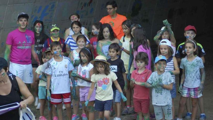 Niños y niñas de Aliste se divierten con una de las actividades del verano cultural.