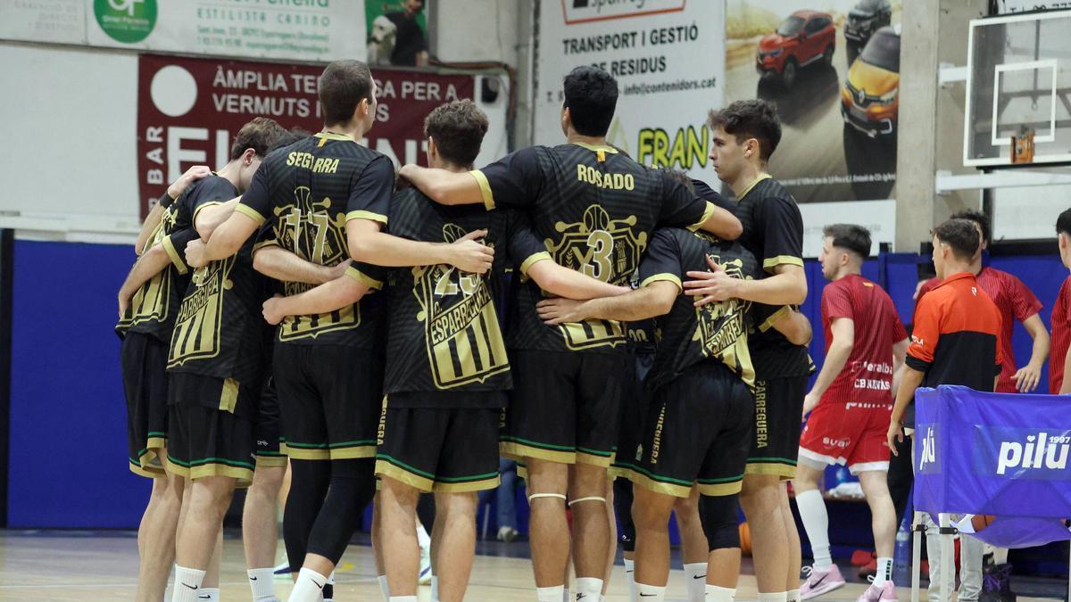 Els jugadors del CB Esparreguera fent pinya en un partit del curs passat