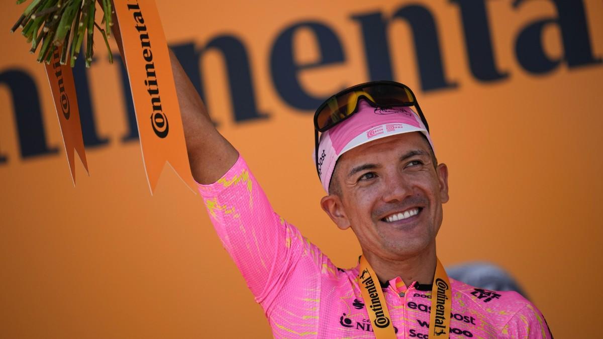 Carapaz celebra su victoria de etapa