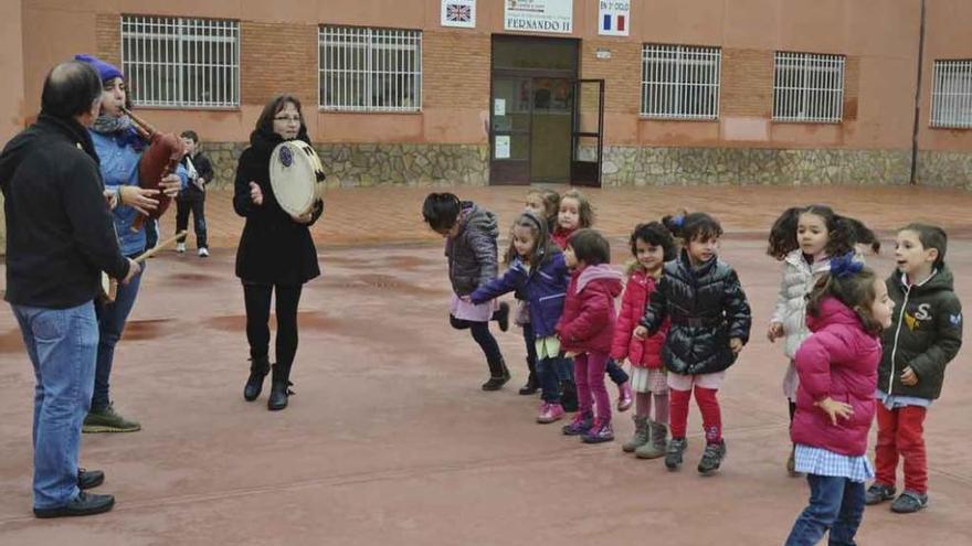 Castañas asadas y música tradicional para amenizar el recreo del colegio Fernando II