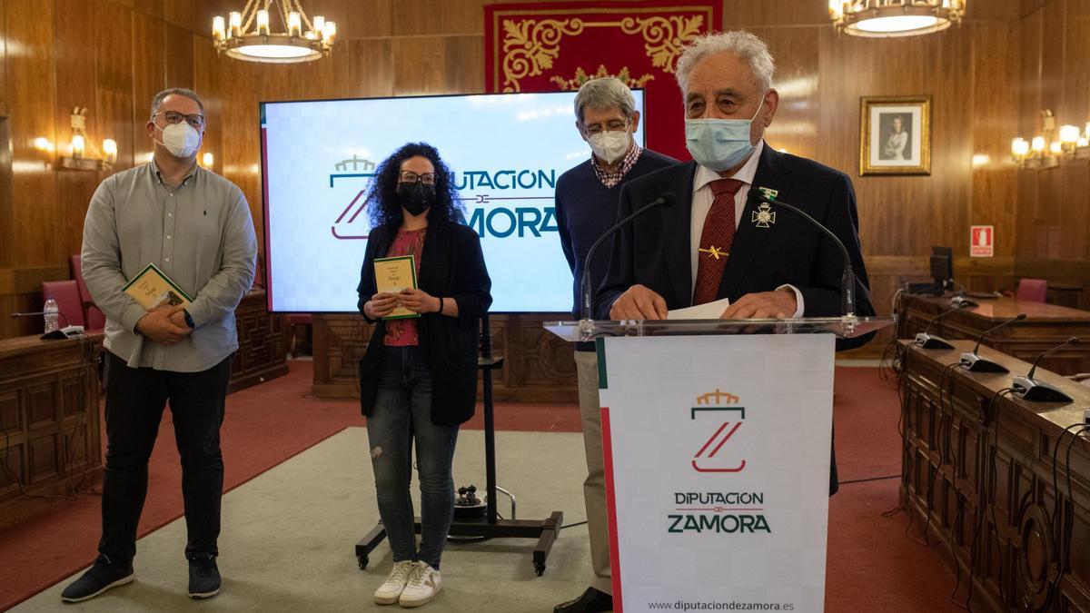 Amador Pérez Viñuela en primer término, en la presentación de su libro en la Diputación de Zamora, junto a Jesús María Prada, Judit Pino y JUan Manuel Rodríguez Iglesias