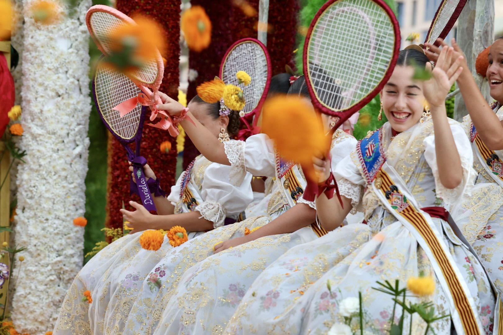 La Batalla de Flores reúne a las falleras de 2022 y 2023