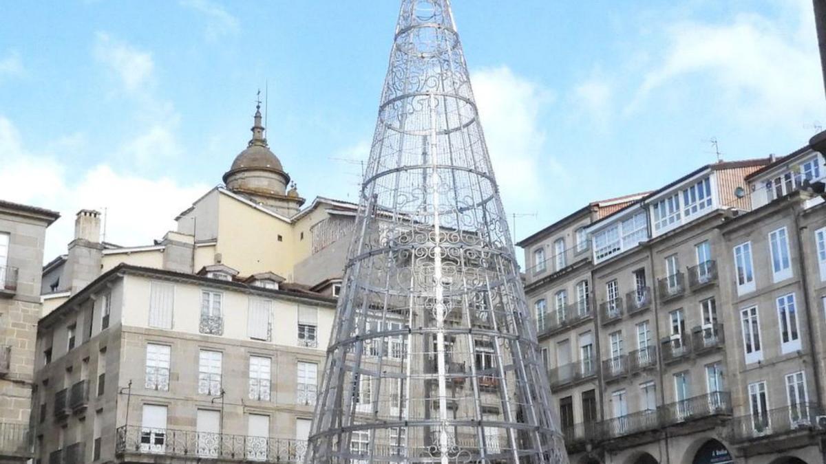 El Árbol de Navidad ya está instalado en la Plaza Mayor | FERNANDO CASANOVA