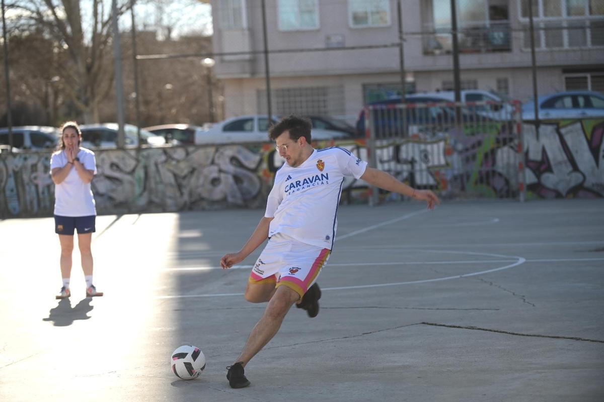 Jorge Pueyo jugando al fútbol con sus amigos durante la jornada de reflexión.