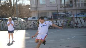 Jorge Pueyo jugando al fútbol jungo a sus amigos durante la jornada de reflexión.