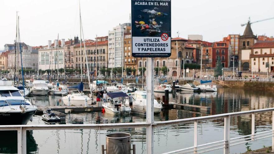 Autoridad Portuaria instala señales para pedir que no se arrojen basuras