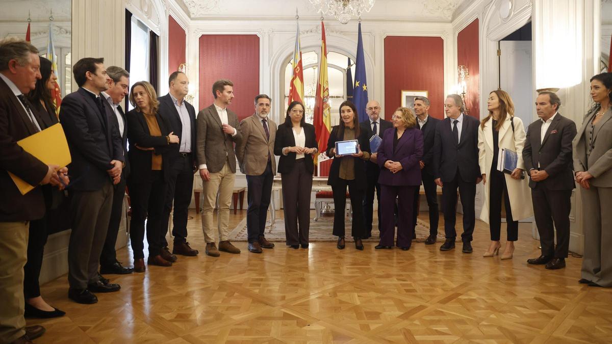 Merino y su equipo presentan en las Corts los presupuestos para 2025.