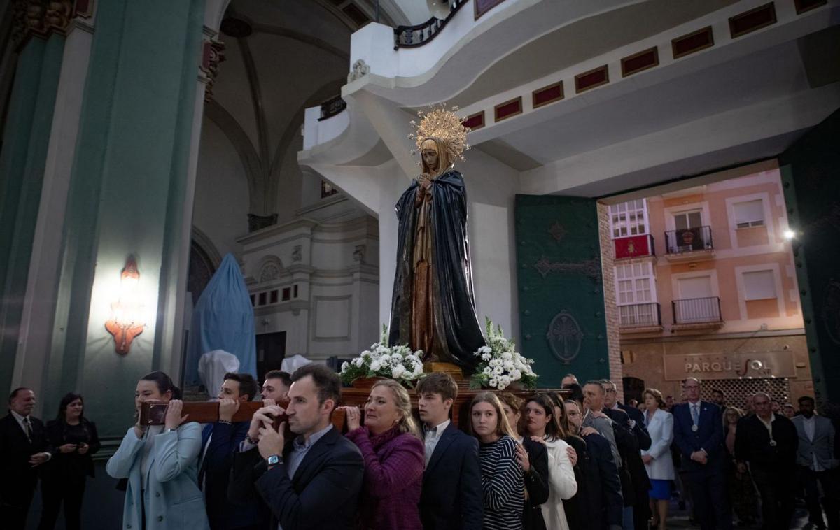 Los Cristos y Vírgenes de marrajos y californios, preparados para desfilar