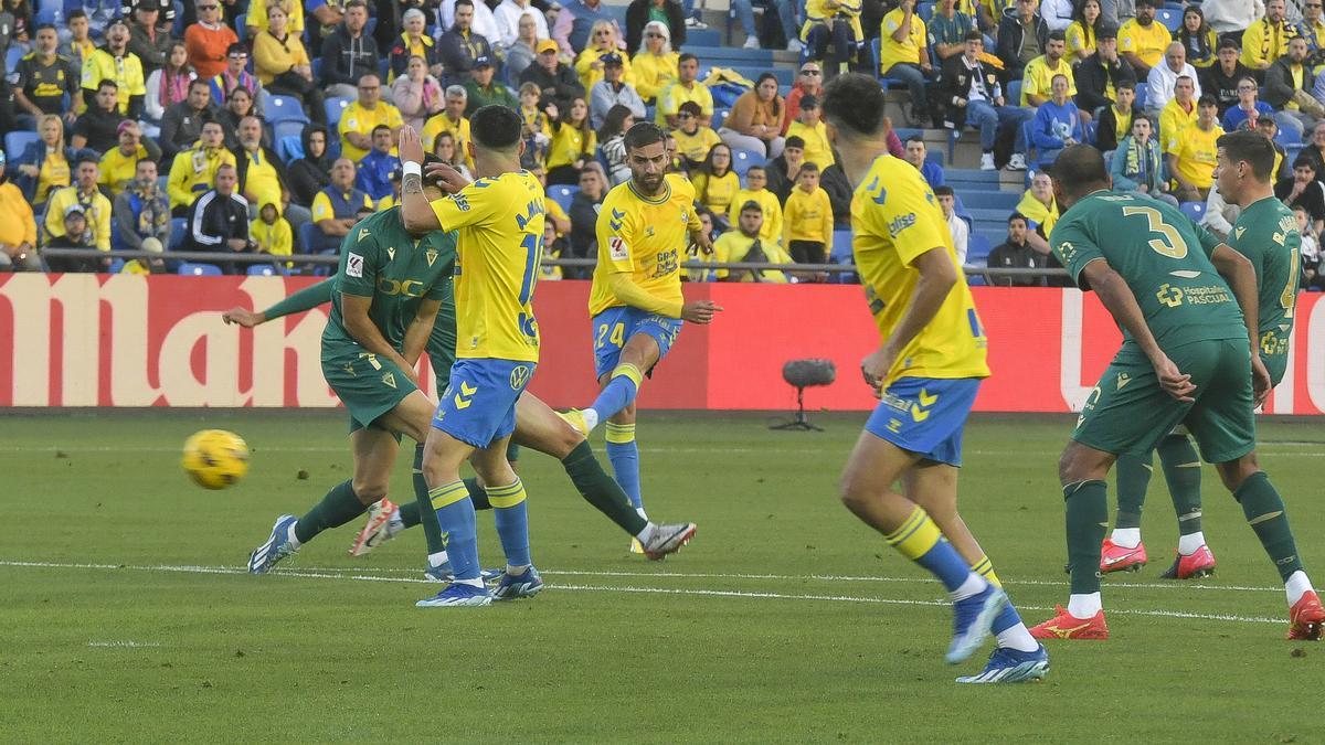 Pejiño dispara y marca un gol al Cádiz, en diciembre de 2023.