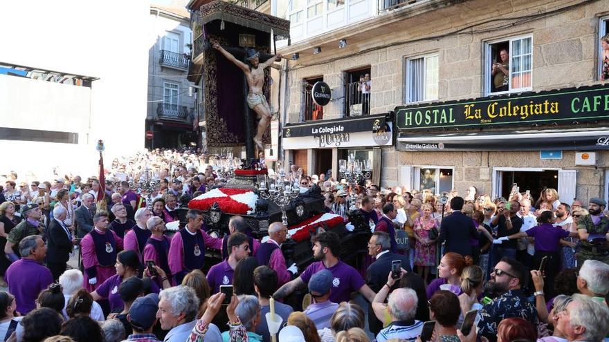 Miles de fieles acompañan al Cristo de la Victoria por las calles de Vigo