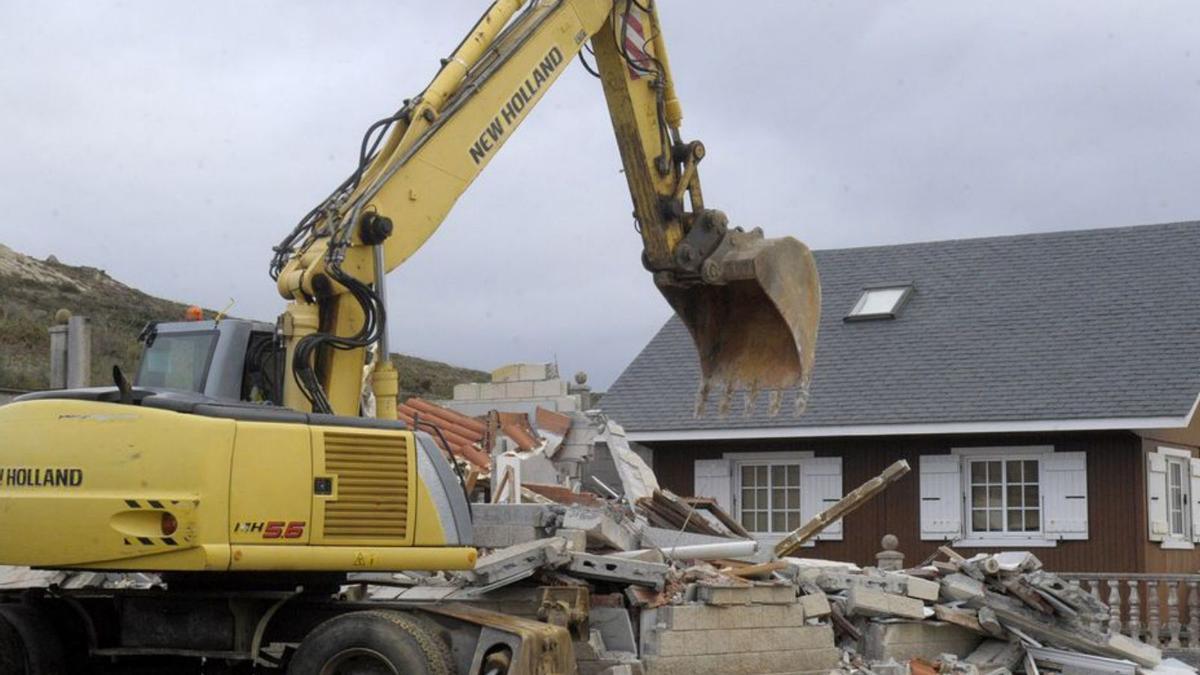 Demolición de una casa ilegal en Suevos, en 2015.
