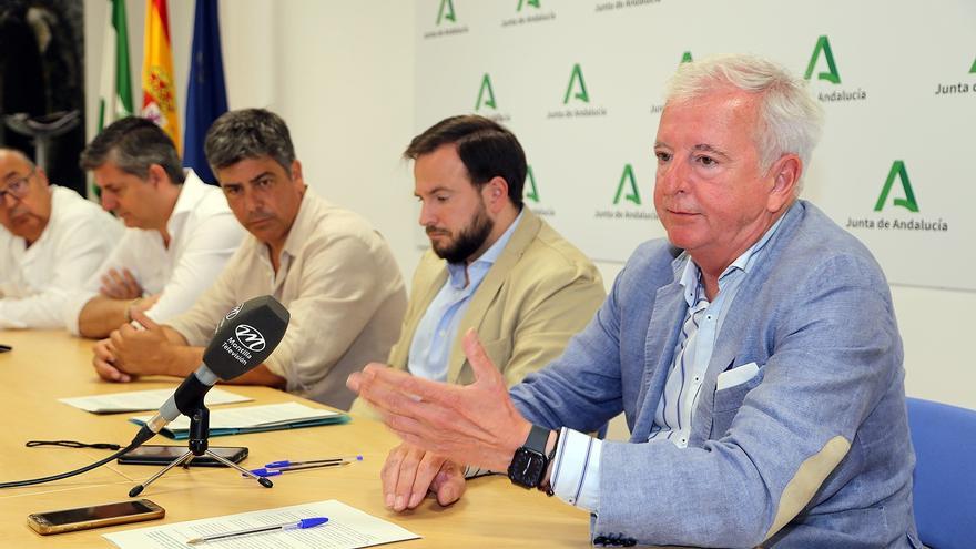 La Junta escenifica la cesión de la estación enológica al consejo regulador de Montilla-Moriles