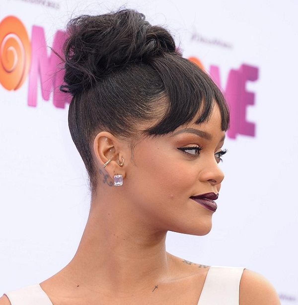 Rihanna, flequillo falso con moño