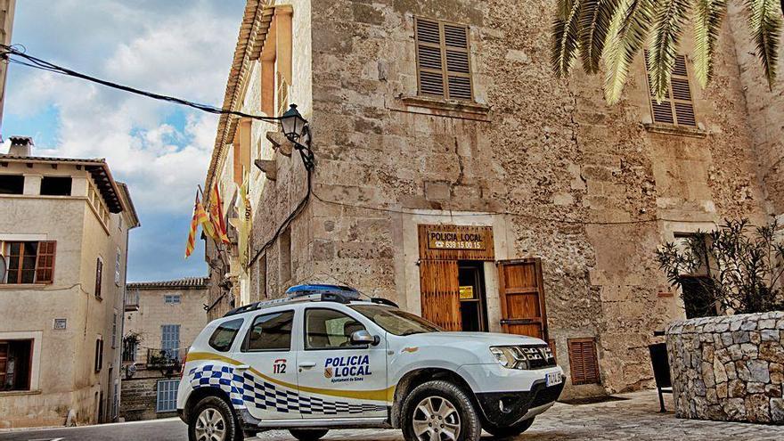 Un coche de la Policía Local frente al cuartel de Sineu.