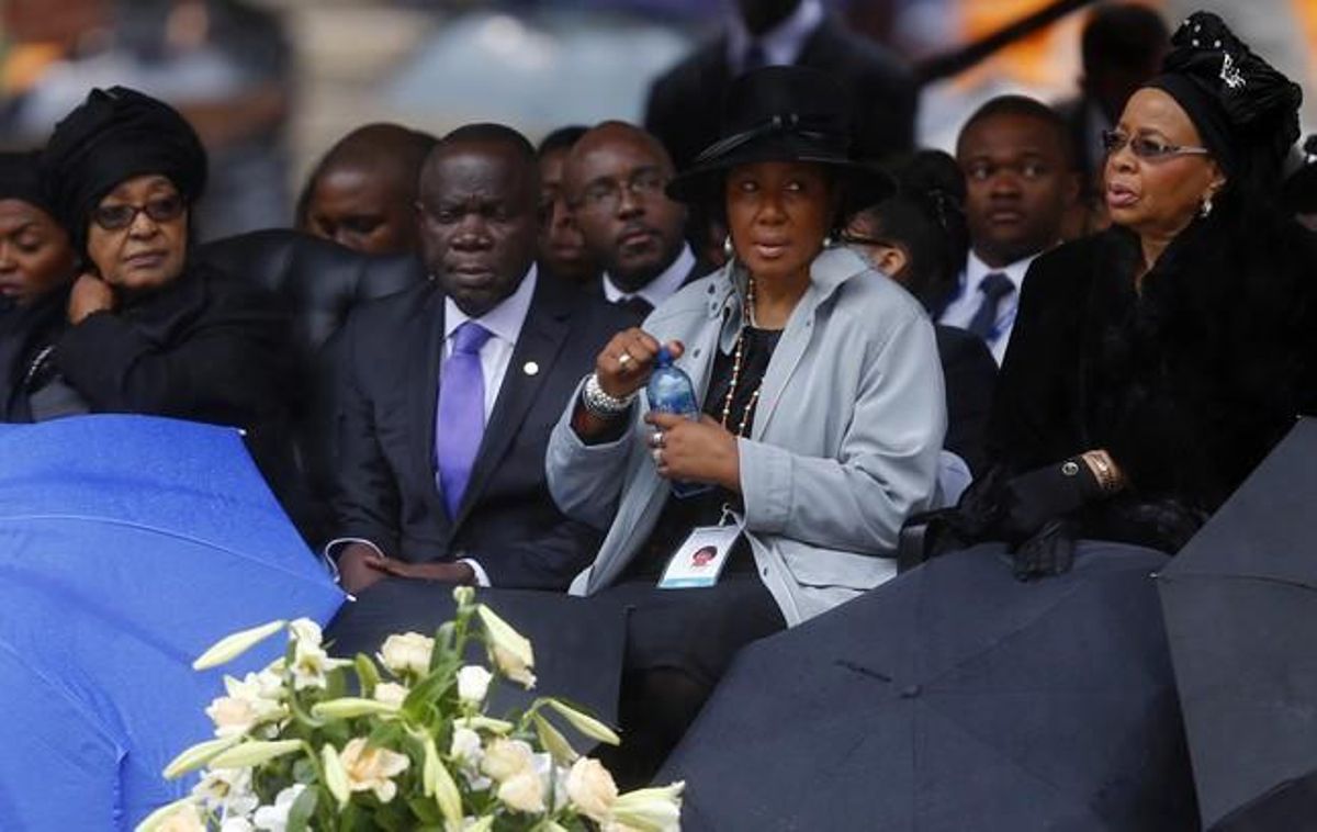 Graça Machel, la viuda de Nelson Mandela i la seva exdona Winnie Madikizela-Mandela, durant el funeral.