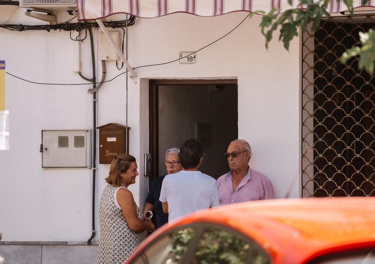 Varios vecinos de Mocejón charlan en una de las calles del pueblo.