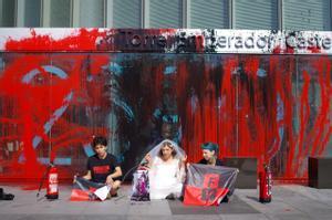 Activistas de Futuro Vegetal lanzan pintura contra la Embajada de Reino Unido