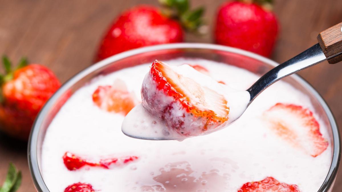 El yogur contiene calcio, magnesio y potasio.