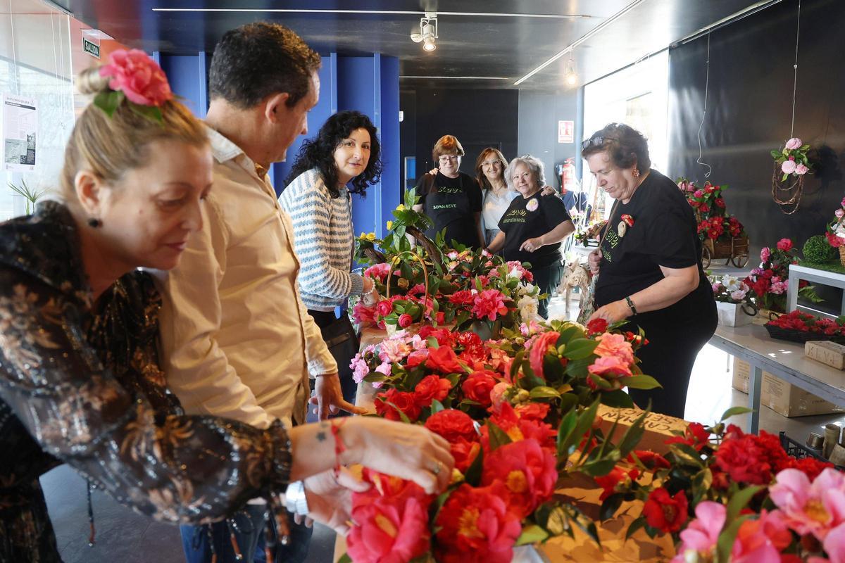 Organizadoras y participantes en la Exposición da Camelia de Xeve.