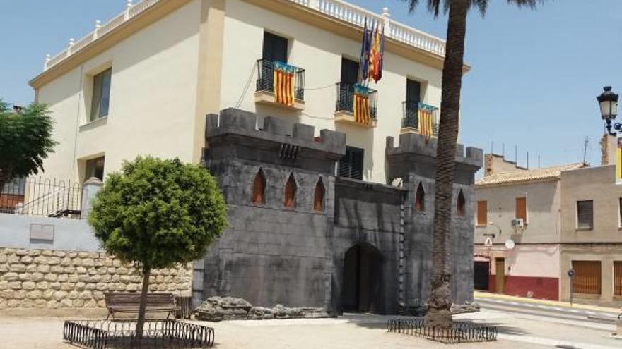 El nuevo castillo acoplado al edificio policial de Aielo, en una imagen de ayer por la tarde.