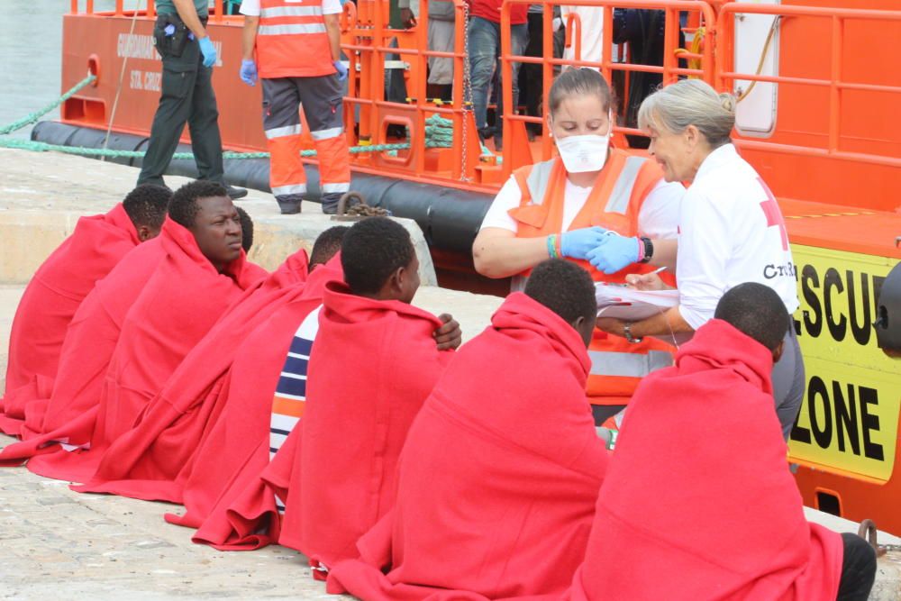 Rescatan a 55 personas de una patera