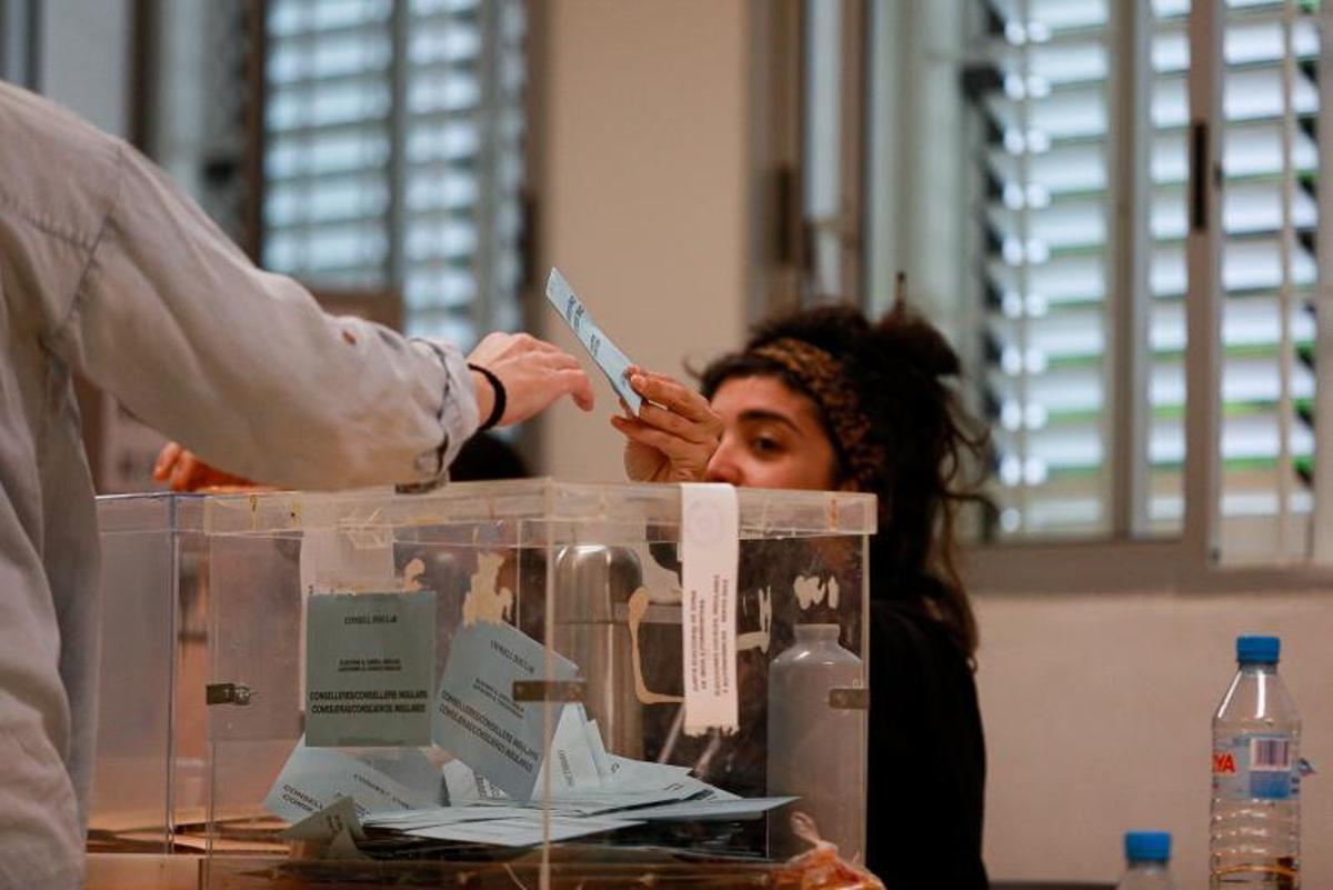 Mesa electoral durante las últimas elecciones del 28 de mayo. | TONI ESCOBAR