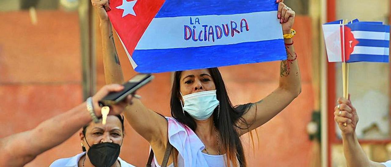 Concentración en Gandia contra el régimen cubano y en apoyo a las protestas por la libertad