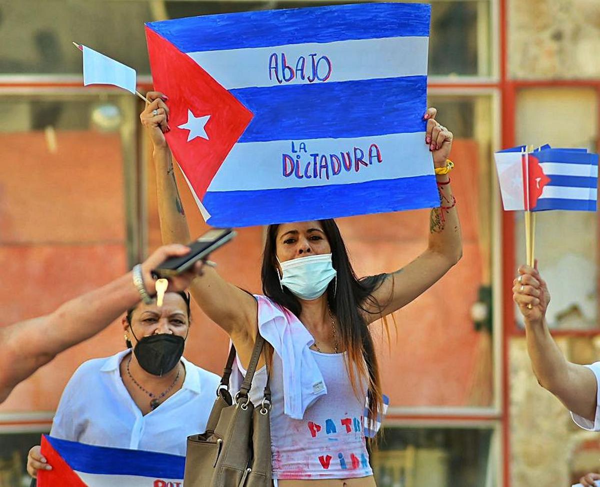 Concentración en Gandia contra el régimen cubano y en apoyo a las protestas por la libertad
