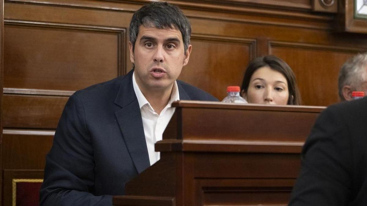 Rhamsés Ripollés, diputado socialista en la Diputación de Castellón, denuncia el "desmantelamiento" de la red de oficinas de apoyo a los municipios, por parte del PP.