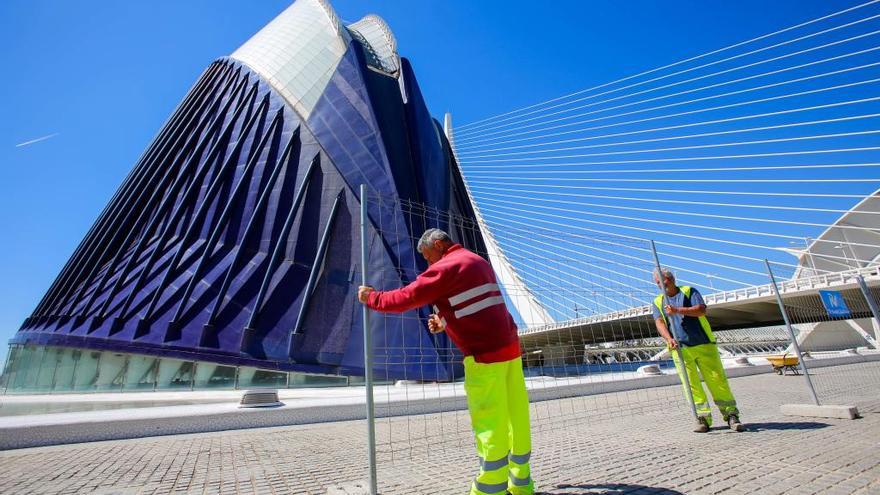 Operarios en l&#039;Àgora en el primer día de obras.