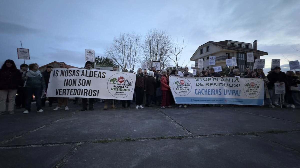 Anteriuor concentración de la plataforma contra la planta de residuos prevista en Cacheiras