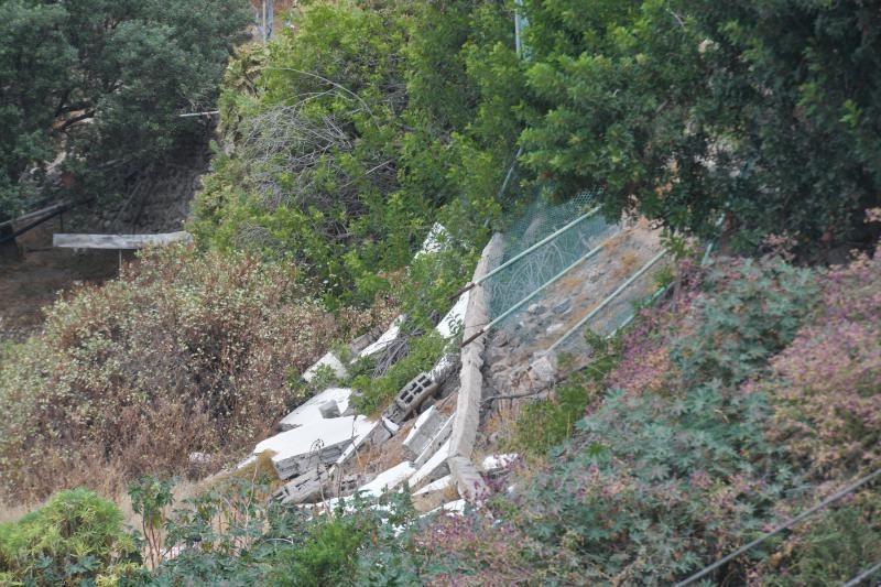 Muro caído del Colegio Publico del barrio teldense de La Higuera Canaria