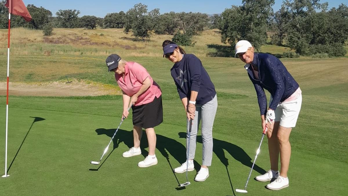 Los tres expertos en golf en uno de los campos de Extremadura.