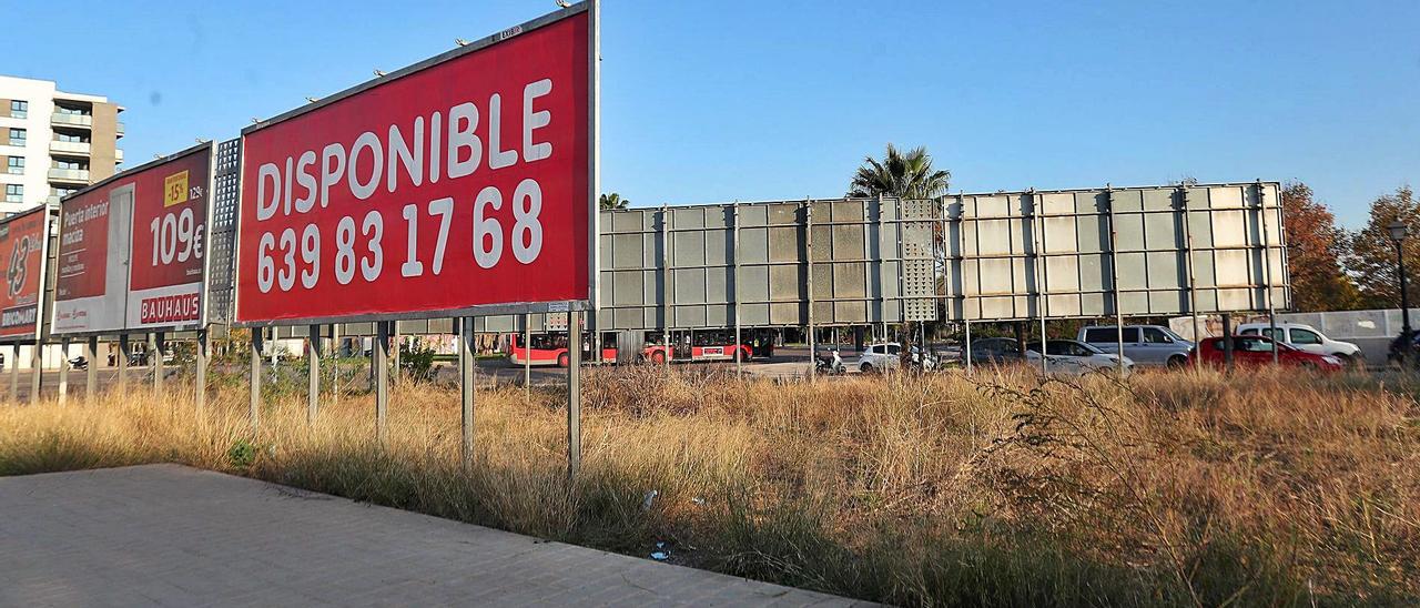 El solar de la avenida Tres Cruces con Campos Crespo donde se proyecta el hospital biomédico privado de Ascires. | F. CALABUIG