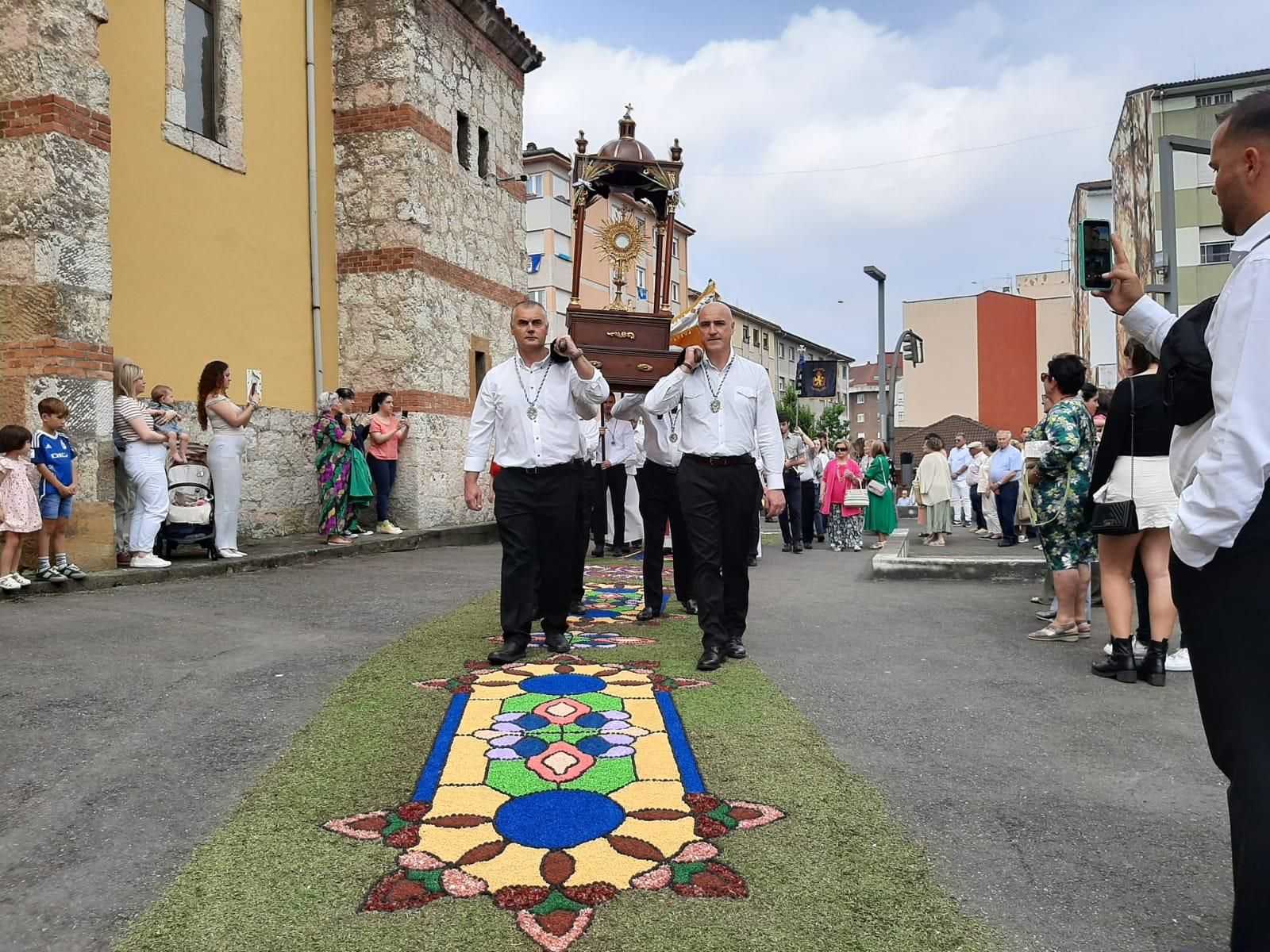 Cientos de personas festejan el Corpus en Lugones: la procesión y las alfombras, en imágenes