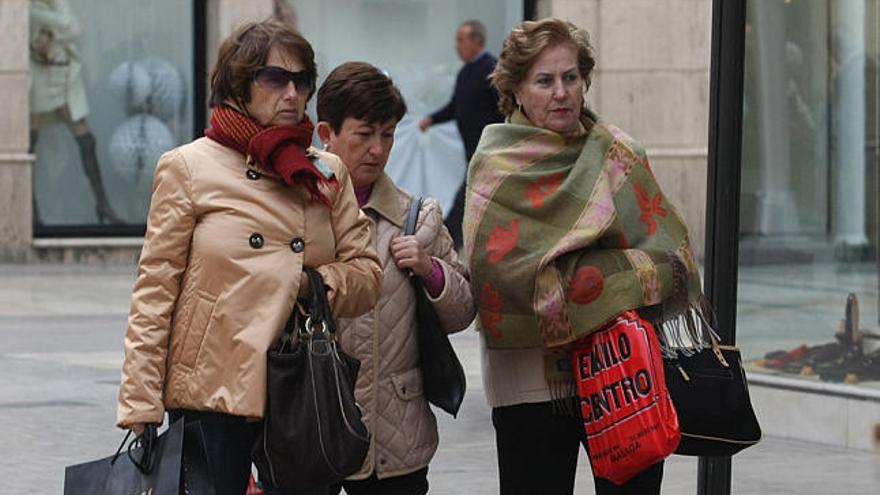 Crudeza. Un grupo de viandantes desafía al frío en una mañana de compras por la populosa calle Larios.
