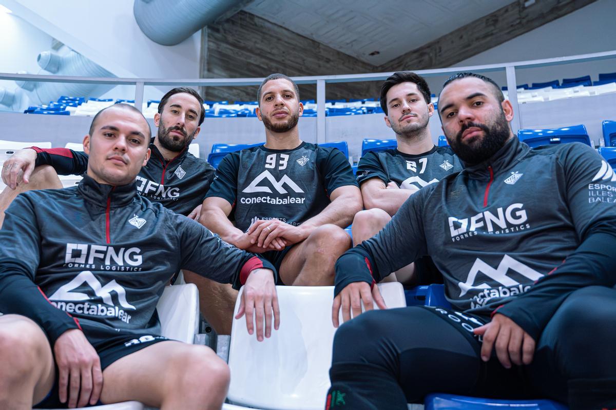 Fabinho, Rivillos, Charuto, Ernesto y Dennis posan en Son Moix