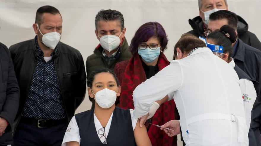 Una enfermera recibe la vacuna contra el coronavirus de Pfizer en Saltillo (México).