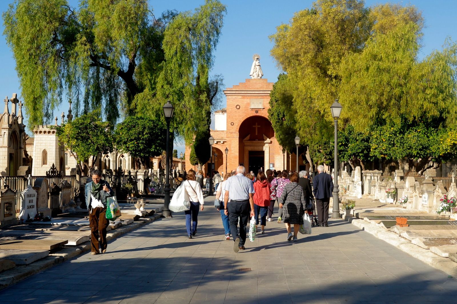 Los valencianos adelantan su visita al cementerio para evitar aglomeraciones