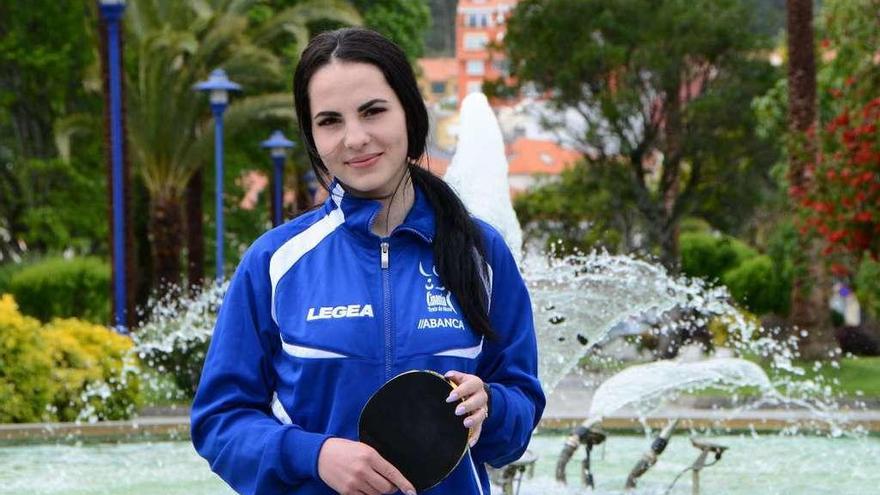 Olena Nalisnikovskaya junto a la fuente de la alameda nueva de Cangas. // Gonzalo Núñez