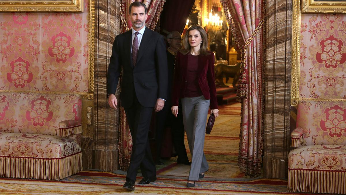 El look en terciopelo rojo de Letizia Ortiz