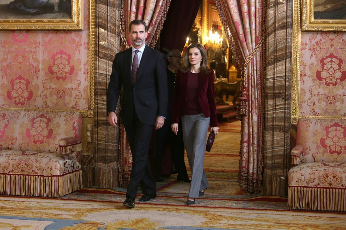 Felipe VI junto a Doña Letizia con chaqueta de terciopelo roja