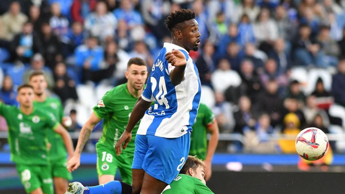 Mohamed Bouldini pelea un balón ante un jugador del Racing de Santander. |  Iago López