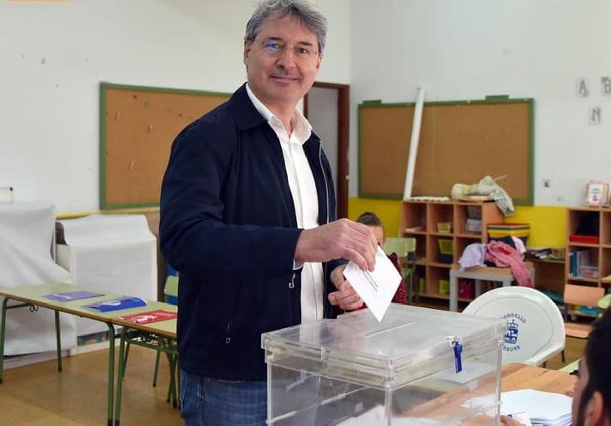 José Cacabelos, votando.