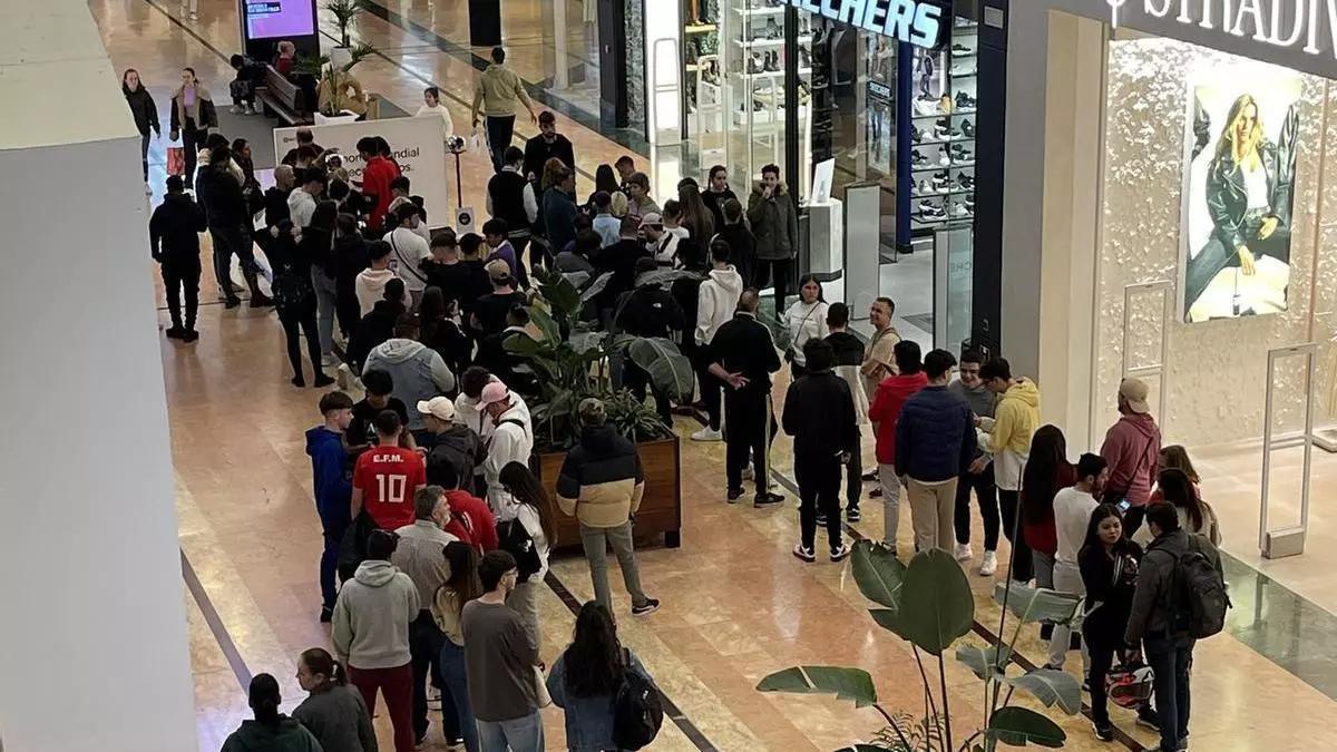 Colas en Nueva Condomina para escanearse el iris.