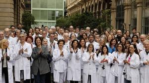 Sanitarios del Hospital Clínic en el acto de conmemoración del primer lustro de la pandemia. El primer contagio en Catalunya fue diagnosticado en este centro sanitario.