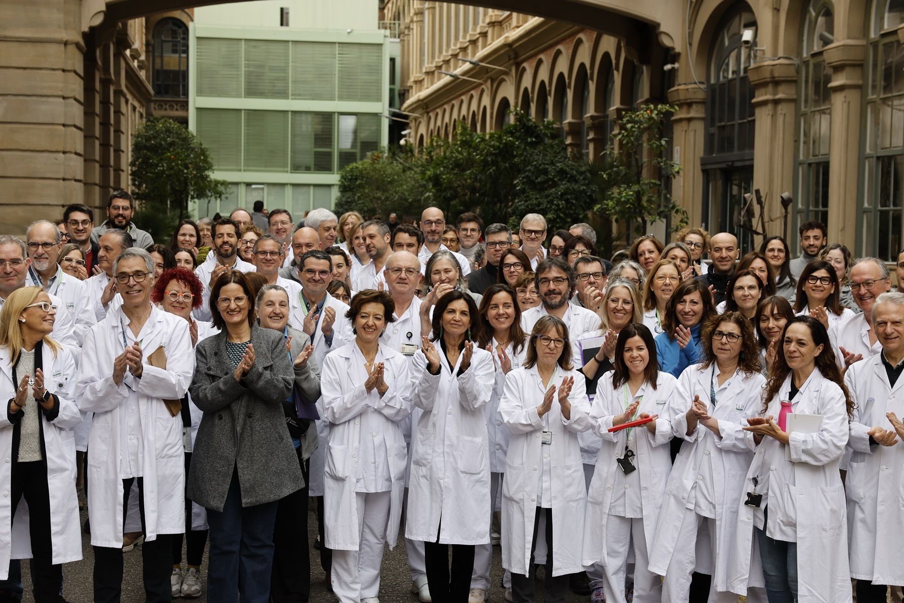 Sanitarios del Hospital Clínic en el acto de conmemoración del primer lustro de la pandemia. El primer contagio en Catalunya fue diagnosticado en este centro sanitario.