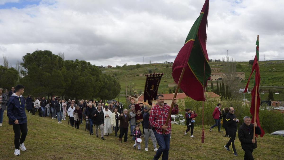 Procesión con el Cristo de Valderrey para bendecir los campos y pedir una primavera lluviosa que de buenas cosechas. | José Luis Fernández